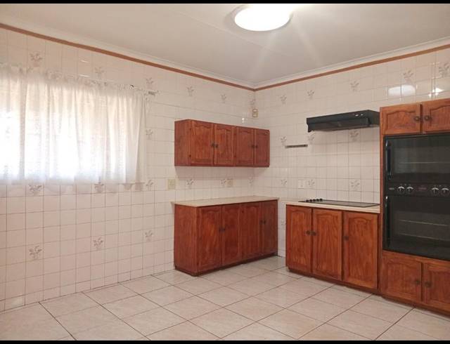 3 BEDROOM HOUSE FOR SALE IN HELIKONPARK